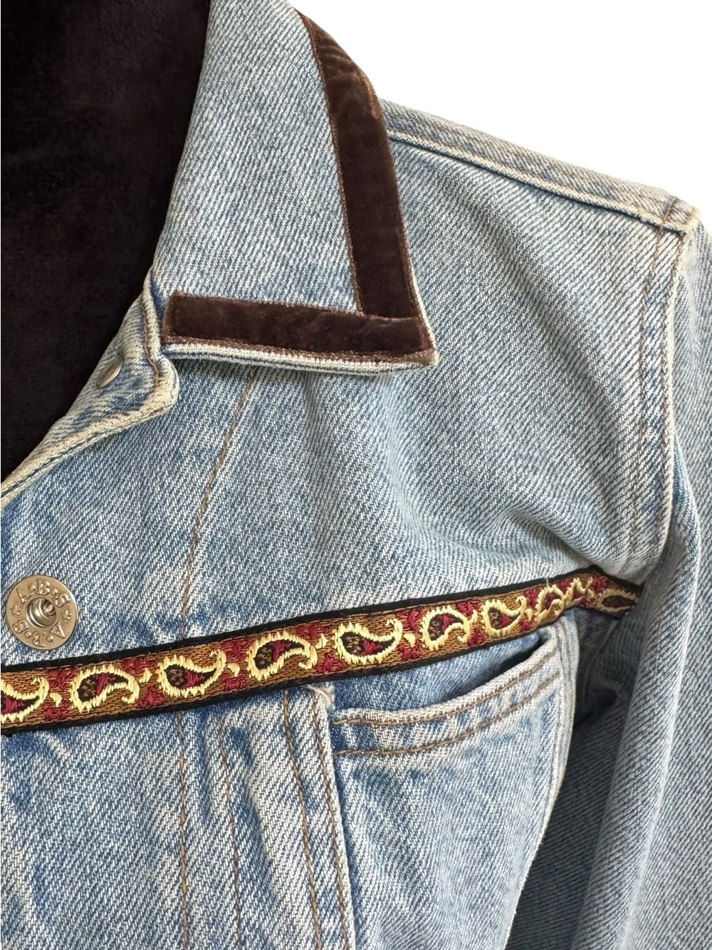 This vintage women’s denim jacket is an ABS by Allen Schwartz Size Small - Picture 8 of 8